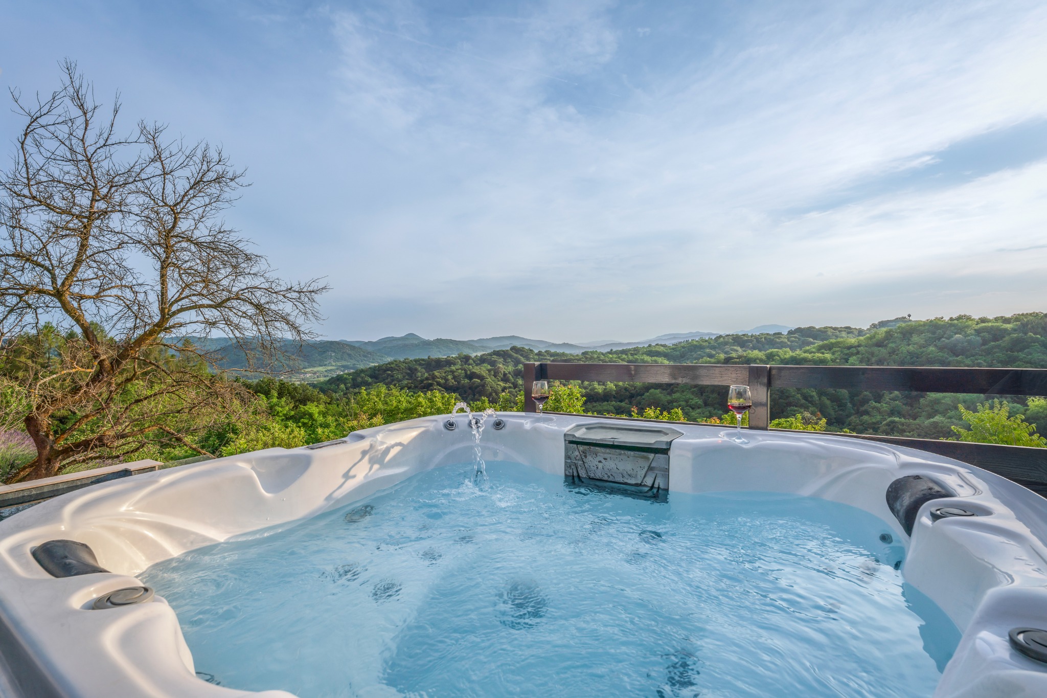 Privatni jacuzzi uz vilu, s pogledom na okolni krajolik